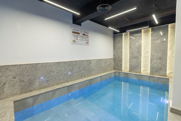 2 indoor pools, 2 outdoor pools