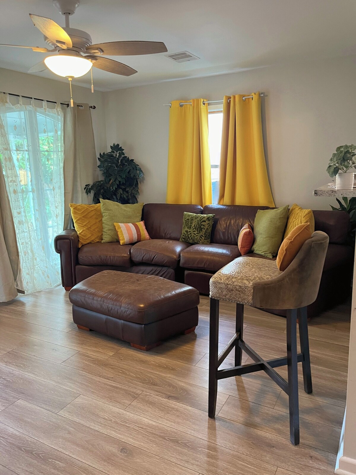 Photo 2 of Charming Pet friendly 2-bedroom house in lovely Houston inside the loop