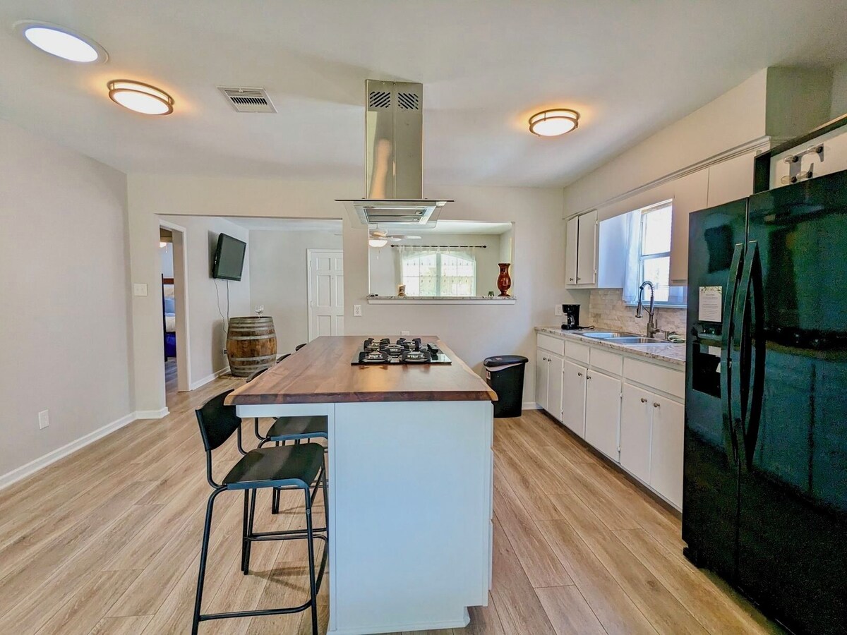Photo 7 of Charming Pet friendly 2-bedroom house in lovely Houston inside the loop