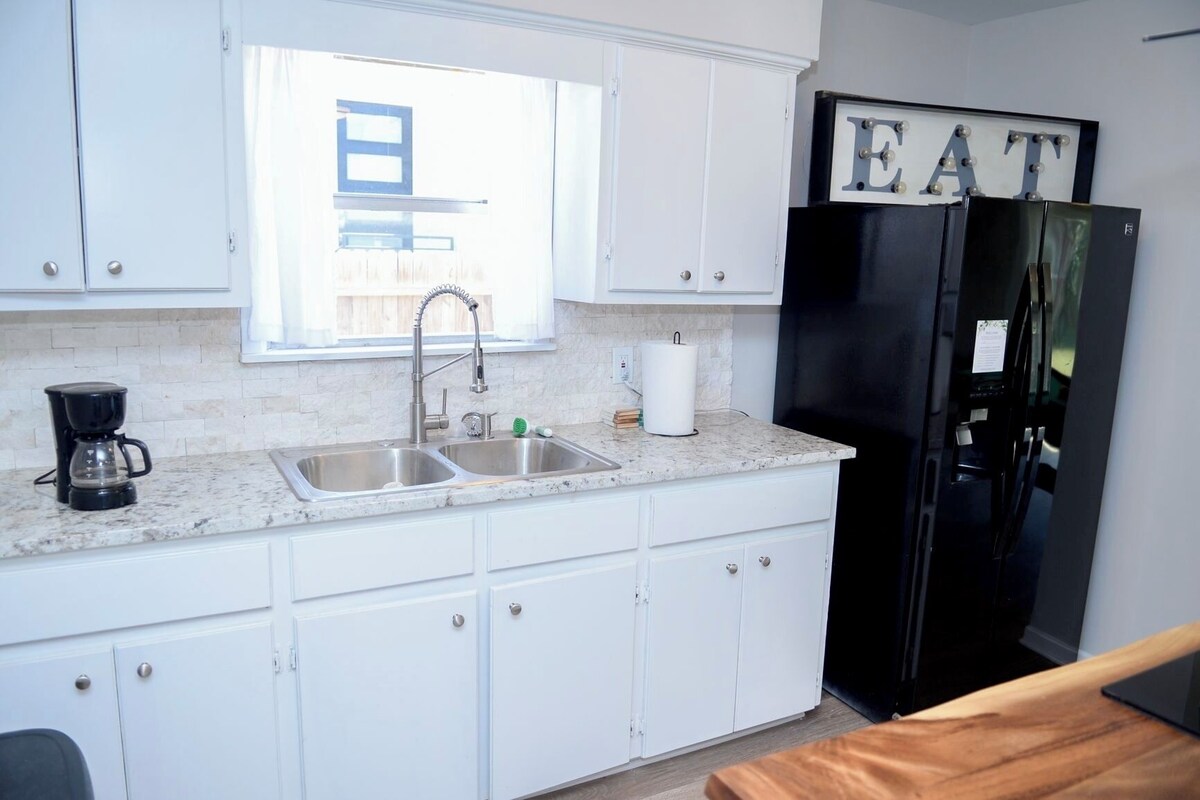 Photo 19 of Charming Pet friendly 2-bedroom house in lovely Houston inside the loop