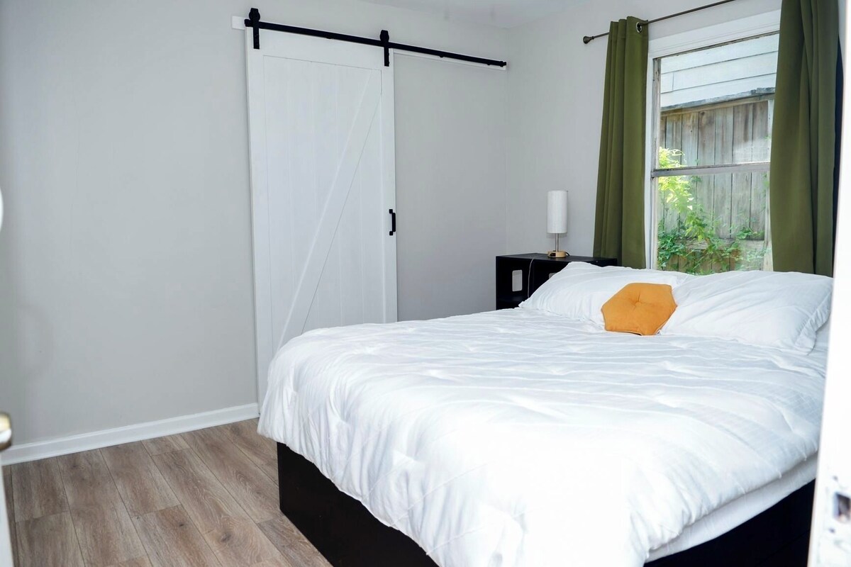 Photo 25 of Charming Pet friendly 2-bedroom house in lovely Houston inside the loop