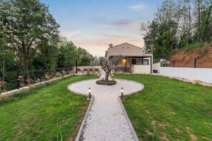 Property grounds - NEW Charming Villa Harmonia with Heated pool,Indoor Jacuzzi surrounded by nature (Sveta Katarina)