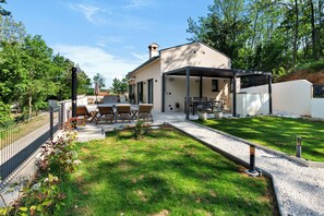 Outdoor dining - NEW Charming Villa Harmonia with Heated pool,Indoor Jacuzzi surrounded by nature (Sveta Katarina)