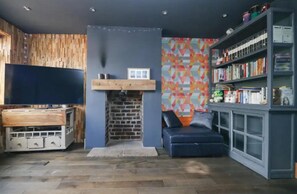 基本雙人房, 庭院 | 起居區 | 65-吋平面電視、數位頻道、Netflix、串流服務