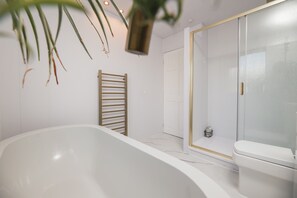 Basic Double Room, Patio | Bathroom | Separate bathtub and shower, deep-soaking bathtub, free toiletries - Frankys Place Residence in Leeds (Leeds)