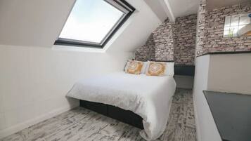 Kamar Double Basic, patio | Seprai premium, busa memori, dan didekorasi berbeda-beda