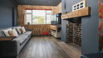 Basic Double Room, Patio | Living area | 65-inch flat-screen TV with digital channels, Netflix