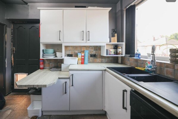 Basic Double Room, Patio | Shared kitchen