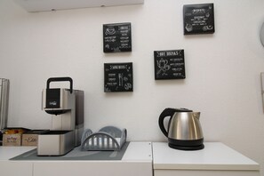 Eenvoudige driepersoonskamer, terras | Gratis wifi