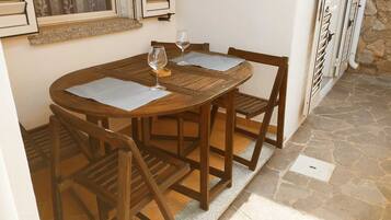Basic-Dreibettzimmer, Terrasse | Terrasse/Patio