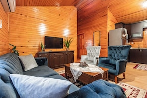 Trehytte – comfort, 2 soverom, kjøkken, hageutsikt | Oppholdsområde | LCD-TV, fotballspill og bøker