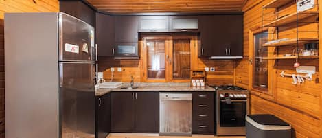 Appartement Confort, 2 chambres, cuisine, vue sur le jardin | Cuisine privée | CafetiÚre-théiÚre, bouilloire électrique