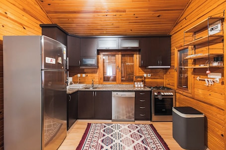 Comfort Apartment, 2 Bedrooms, Kitchen, Garden View | Private kitchen | Coffee/tea maker, electric kettle