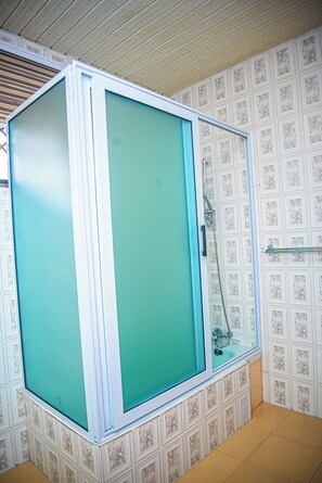 Vòi sen/bồn tắm kết hợp, đồ dùng nhà tắm miễn phí, khăn tắm 