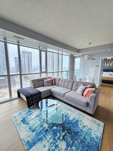 Beautiful Condo with spectacular views + 1 Parking in Mississauga Downtown