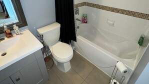 A bathroom with a toilet, sink, and bathtub. - Beautiful Condo with spectacular views + 1 Parking in Mississauga Downtown (Mississauga)