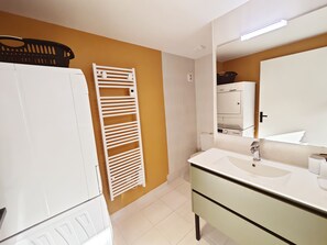 Douche, séchoir à cheveux, serviettes fournies, papier de toilette