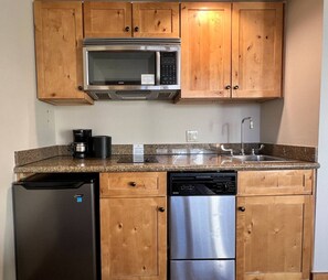 Fridge, microwave, stovetop, dishwasher