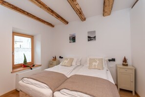 2 slaapkamers, een strijkplank/strijkijzer, gratis wifi, beddengoed