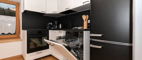 Fridge, oven, stovetop, dishwasher