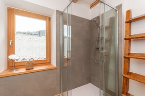 シャワー、ヘアドライヤー、タオル