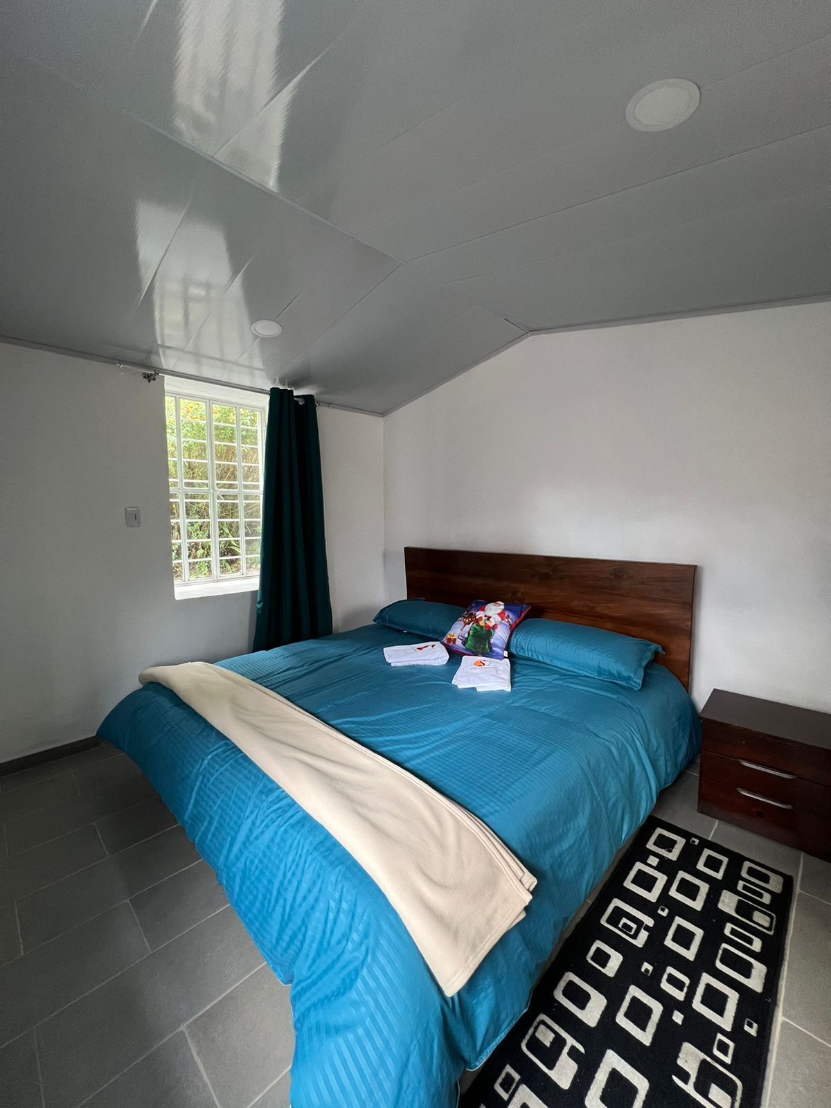 6 makuuhuonetta, työpöytä, Wi-Fi, vuodevaatteet