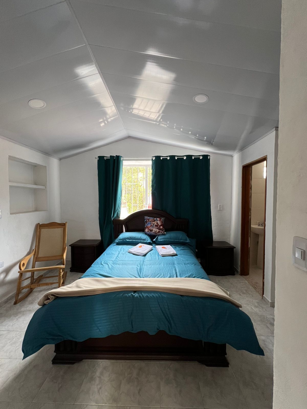5 bedrooms, desk, WiFi, bed sheets