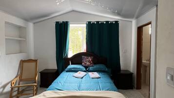 5 bedrooms, desk, WiFi, bed sheets