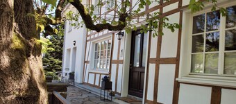 On the outskirts of Cologne, a historic little country house with real hygge charm!