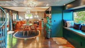 Une cuisine moderne avec un coin repas, un escalier et un espace détente offrant une vue agréable.