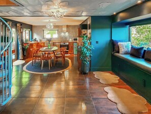 Una cocina moderna con comedor, una escalera y un área de descanso con vistas.