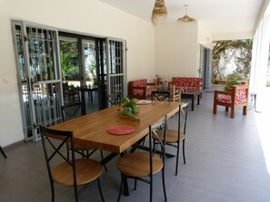 Outdoor dining - VILLA Le Bon Accueil Chambre (suite) d'hôtes (Ngaparou)