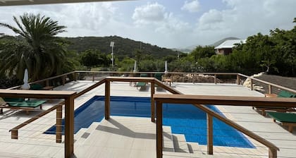 Luxurious 6 bed Villa in the heart of English Harbour, Pool, Aircon, Beach close