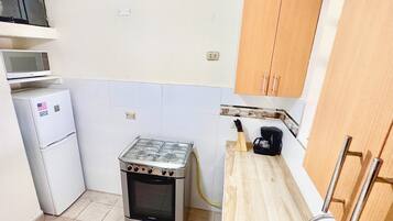 Micro-ondes, four, lave-vaisselle, cafetiĂšre/bouilloire