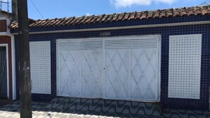 Un bâtiment dont la façade est recouverte de carreaux et dont la porte de garage est numérotée.