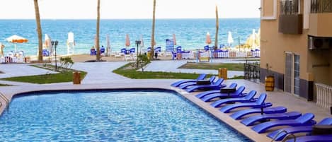 Una piscina al aire libre