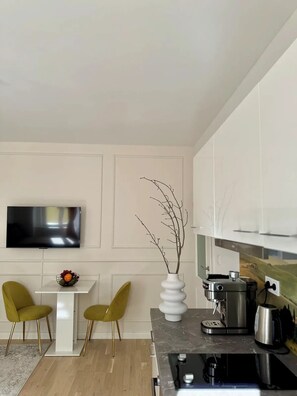 Jääkaappi, mikroaaltouuni, uuni, liesi