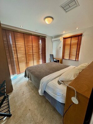 7 Schlafzimmer, Schreibtisch, Bügeleisen/Bügelbrett, Reisekinderbett