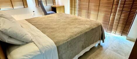 7 dormitoris, escriptori i planxa i posts de planxar