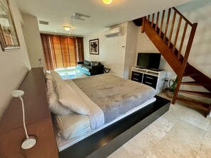 7 Schlafzimmer, Schreibtisch, Bügeleisen/Bügelbrett, Reisekinderbett