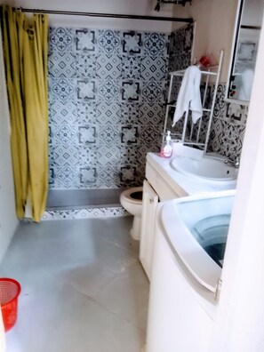 Douche, sèche-cheveux, serviettes fournies, savon