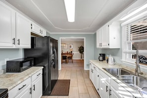 Fridge, microwave, oven, stovetop - Sawgrass Cottage | 3BR with Deck (Columbia)