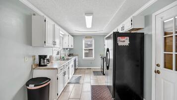 Frigorífic, microones, forn i placa de cuina