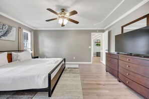 3 habitaciones, tabla de planchar con plancha y cuna de viaje 