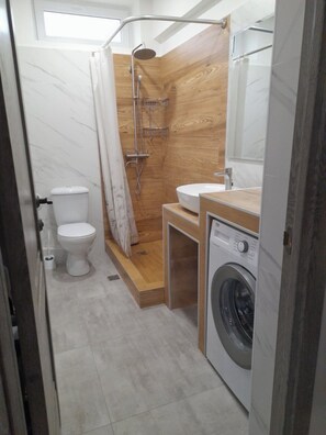 Dusche, Haartrockner, Seife, Toilettenpapier