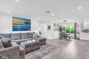 Een smart-tv, boeken en een stereo