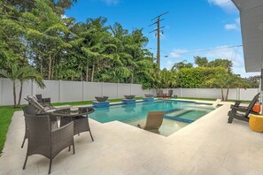 A heated pool - Luxe Sunset Splash, Best Beaches, Heated Pool, Lg Hot Tub, Shopping, Restaurants (North Naples)