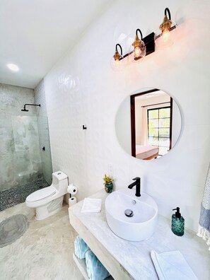 Shower, hair dryer, towels, soap - King Bed, A/C, Fast WiFi, Saltwater Pool, 12 minute walk to beach - "Gaia” (San Francisco)