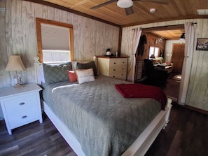 2 bedrooms, desk, iron/ironing board, internet - Whitetail Woods Cabin (Seymour)