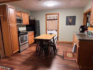 Fridge, microwave, oven, stovetop - Whitetail Woods Cabin (Seymour)